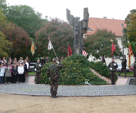 Koszorúzás a Corpus Hungaricum szobornál